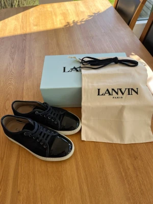 Lanvin - Säljer dessa sjukt fräscha mörkblå Lanvin med glansig cap toe! Otroligt bra skick. Dustbag, snören och låda följs med! Bara att höra av sig för mer bilder eller funderingar!