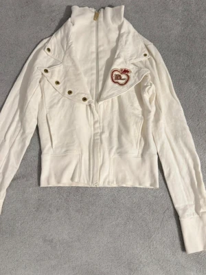 Apple Bottoms Jeans - Snygg Apple bottoms kofta med snyggt motiv på ryggen. 