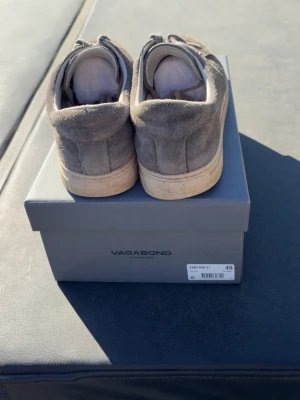 Gråa Vagabond sneakers i mocka - Säljer ett par gråa sneakers från Vagabond i mjuk mocka med vita sulor. Klassisk låg modell med snörning och stilren design som passar till det mesta. Perfekta för dig som gillar en clean och enkel look. Inga defekter bara lite smutsiga men inga problem alls med skon!🙌🏼