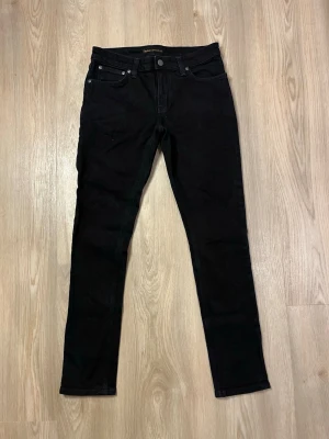 Svarta Nudie Jeans  - Helt nya nudie jeans utan tagg, säljs pågrund av att de var för små för mig och till ett rimligt pris såklart. Tveka inte på att ställa frågor