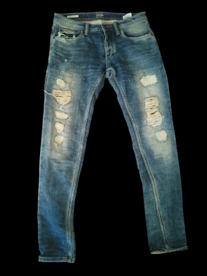 Jack and Jones jeans  - Säljer ett par feta jack and Jones jeans, model Glenn. Skickar och svarar fort, tveka inte på att medela vid frågor.