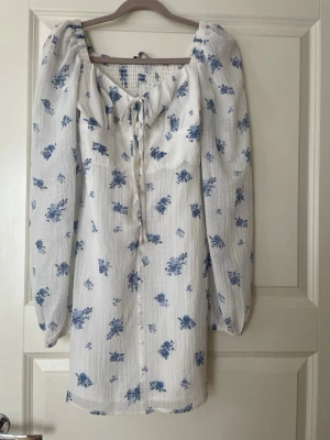 Adore liknande klänning  - Fin klänning från Gina Tricot men liknar de från Adore. Har använt en gång och har inte användning för den längre. Passar bra till midsommar eller skolavslutning.