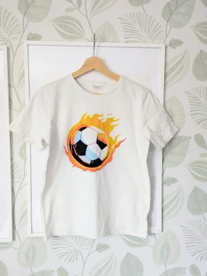 Tshirt Fotboll Storlek 158/164 Lindex - Använd en gång.  - Hittar inget att anmärka på.  - Jag kan ha missat någon miniskavank men jag har försökt att granska plagget så gott det går.