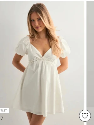 Studentklänning  - Söt vit kort klänning med puffärmar 