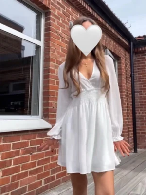 Vit omlottklänning med v-ringning - Säljer denna superfina klänning som dessvärre aldrig kommit till användning, den är endast testad! Helt perfekt för studenten, skolavslutning eller till vardags nu i sommar. Den är i storlek S. 😊