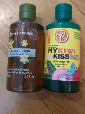 Duschtvål Yves Rocher Vanilj & Kiwi - Två duschgeler från Yves Rocher: Vanille Bourbon med varm vaniljdoft i brun flaska och My Kiwi Kiss med fräsch kiwidoft i färgglad grön och gul flaska. Båda flaskorna rymmer 200 ml och har praktiska skruvkorkar.