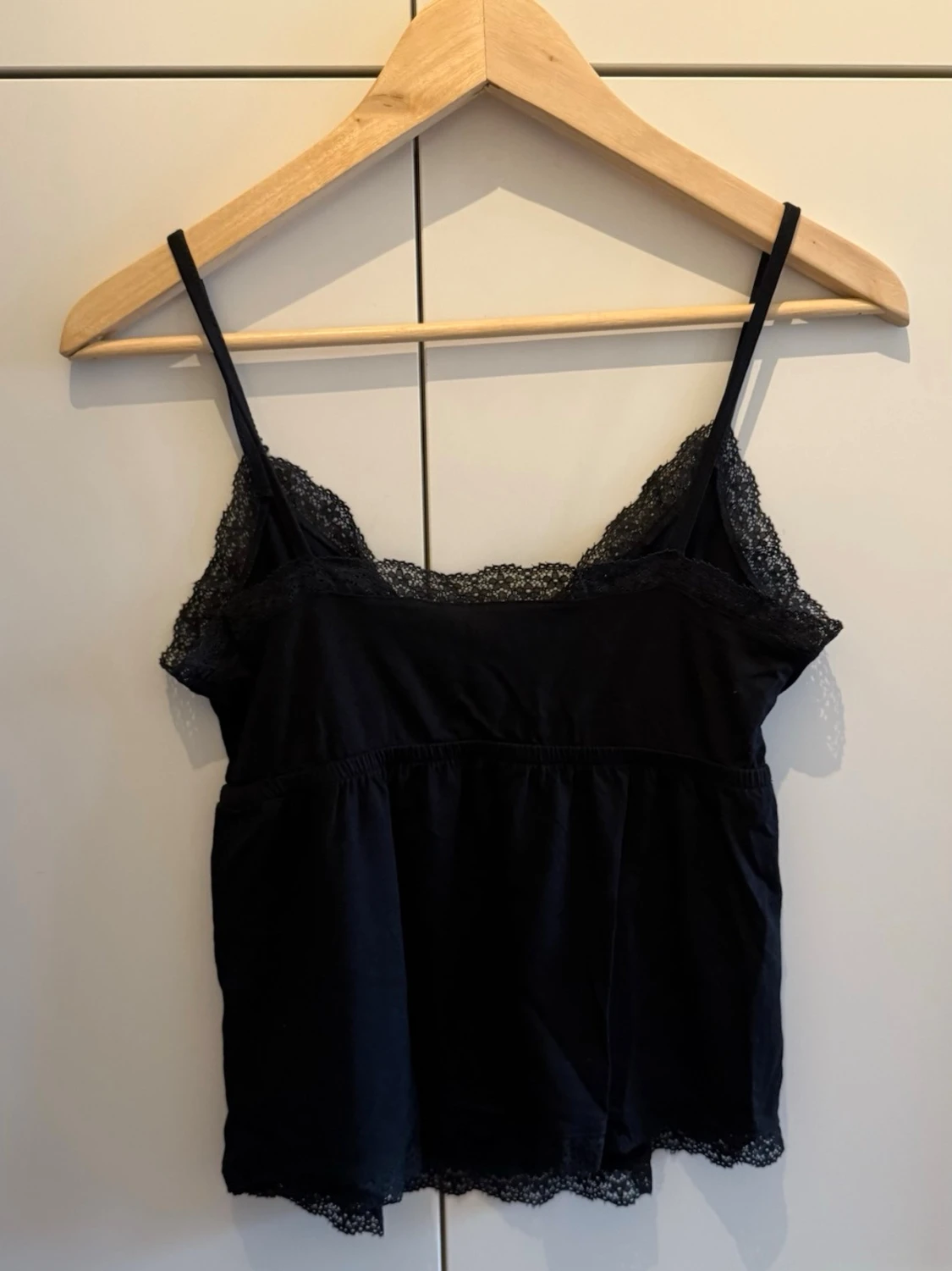 Svart linnetopp med spetsdetaljer - 1