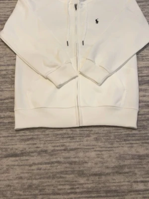 Vit Polo Ralph Lauren zip hoodie  - Säljer en Vit Polo Ralph Lauren zip hoodie i storlek S kan gå ner i pris på snabbköp😁