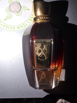 Xerjoff alexandria ii - dags att sälja flera av mina parfymer då jag inte använder dom och sparar ihop pengar. Alla mina parfymer medföljer med orginal kartong och alla är äkta såklart, de är beställd online ifrån boozt och andra stora hemsidor, box medföljer. 50ml de 45ml kvar så nästan helt ny, billigaste på nätet 2400 mitt pris 1900