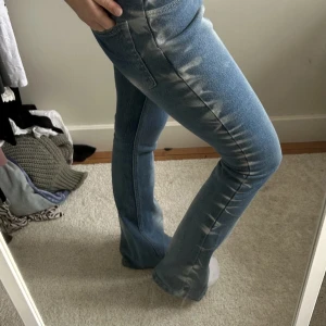 Coola jeans  - Skit snygga jeans som ja köpte här på plick! super skick o sitter bra i längden på mig som är 170. De har ett coolt mönster på sidorna med lite glitter 💕 skriv vid fler frågor 
