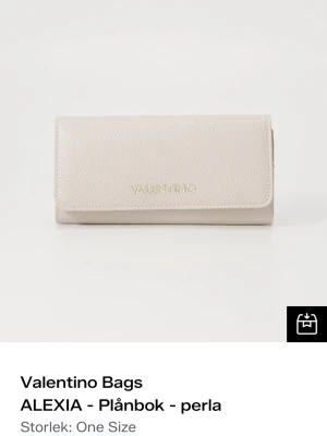 Valentino Alexia plånbok Perla - Så fin plånbok/väska som jag inte använt och den har inga defekter. Äkta Valentino. Säljer den eftersom jag ska köpa den i annan färg. Skriv för frågor🫶🏻🫶🏻