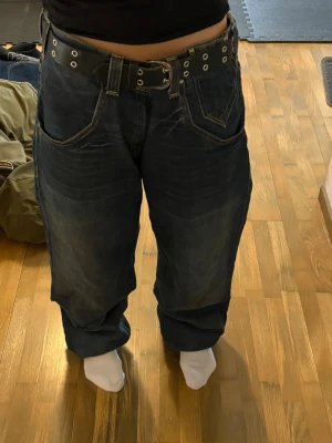 Baggy mörkblå jeans från Levis - Säljer ett par baggy mörkblå jeans med bred passform från Levis, dom går att justera i midjan.  Innerbenslängd: 79cm - midja: 42cm