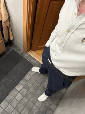 Vit Ralph Lauren Skjorta - Storlek: Skulle gissa på ca 38 i krage, står storlek ”2”. Väldigt fräsch och stilig Skjorta i Classic Fit