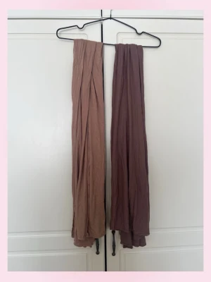 Två jearsy sjalar i beige och brun - 💗💓Två långa, jearsy sjalar i mjukt tyg. Ena sjalen är beige och den andra är brun, båda med en lätt skrynklig struktur. Perfekta att slänga över axlarna för en avslappnad look.💗