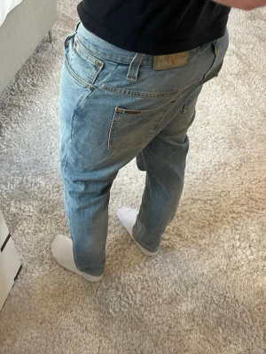 Nudie Jeans   - Nudie Jeans Tape Ted | skick 9/10 | Storlek 32/32 | Pris - 599kr | Modellen är ca 179cm lång | Hör av dig vid minsta fråga eller fundering!!