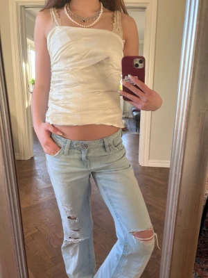 Bandoe fest topp  - Jätte fin bandoue topp, perfekt på fest eller sommar/ våren. Prislapp kvar. Korset knäppning i ryggen. Säljs inte längre. 