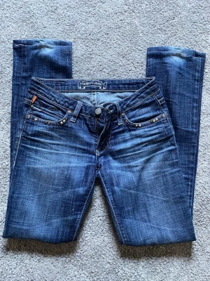 Blå jeans med nitar från Robin's Jean - Midjemått: 34, innerbenetsmått: 77-78. Kostar runt 1700kr-2000kr nya. Amerikansk märke🇺🇸. Pris kan diskuteras💗💗