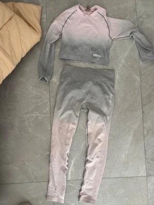 Gymshark Set - Gymshark set storlek M. Lite text har åkt av därav 150kr med frakt 