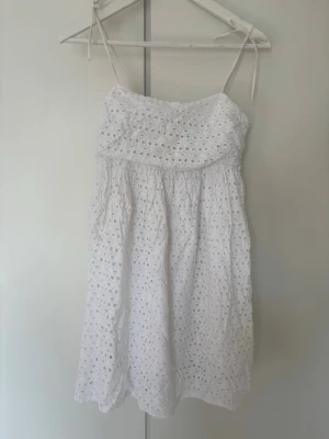 Vit miniklänning - En vit miniklänning med broderier från Boohoo i storlek 36. Jättefint skick, knappt använd.
