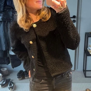 Kofta från Gina - En superfin kofta från Gina Tricot med fina guldknappar. Knappt använd och i väldigt fint skick. Storlek M💗