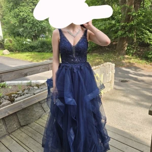 navy klänning mascara - så perfekt balklänning från mascara! nypris 3145kr (zalando). bara haft på mig i cirka 5 h, inga slutningar eller så. storlek 38 men passade mig som är 36. är 165cm for reference 