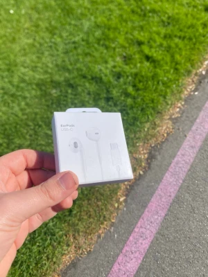  EarPods USB-C hörlurar vita -  EarPods med USB-C-kontakt. Klassisk vit design med rund form och inbyggd mikrofon. Perfekt för dig som vill ha trådade hörlurar till din mobil eller dator med USB-C-port.