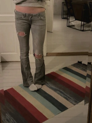 coola jeans - gråa med hål och utsydda till bootcut