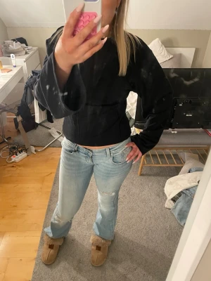 Svart sweatshirt med vida ärmar - Tröjan är fel storlek för mig. Jag behöll den andra så jag säljer denna i M. Den är inte använd bara testad. Tröjan är en svart sweatshirt med oversized och loose passform samt riktigt vida, långa ärmar. Jag köpte den från lager 157