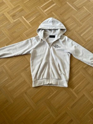 Peak Performance Zip - Fint skick finns pytte litet hål vid armhålan se andra bilden. 