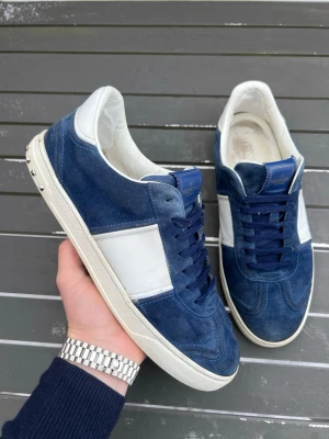 Valentino flycrew royal blue 44 - Säljer dessa sjukt feta flycrew i sällsynta royal blue modellen. Size 44. Skick 8/10 som bilderna. 2 bitar har ramlat av dustbag ingår! Hör av dig vid minsta fundering 🤩