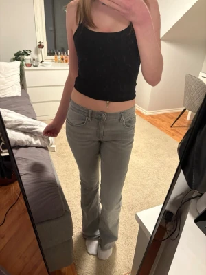 Gråa bootcut jeans från Gina Tricot - Säljer ett par gråa jeans från Gina Tricot. Skriv gärna privat om ni undrar någonting!