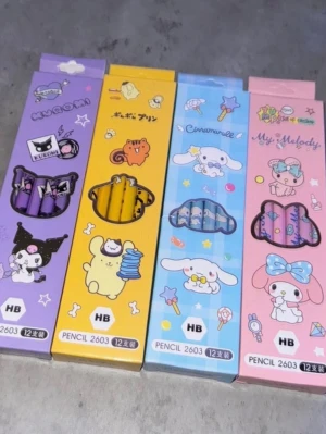 Sanrio 12x4 blyertspennor i färgglada askar - Fyra askar med 12 HB-blyertspennor, varje ask har olika Sanrio-karaktärer: Kuromi, Pompompurin, Cinnamoroll och My Melody. Askarna är lila, gul, blå och rosa med söta illustrationer och genomskinligt fönster. Perfekt för att göra anteckningar eller rita.