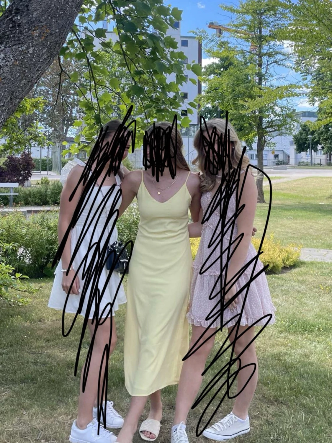 Gul klänning med smala band - 1