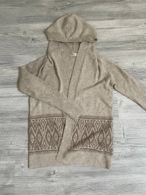 Stickad cardigan  - Tja säljer nu denna beiga stickade cardigan i storlek xs ifrån hollister för endast 599kr! Skriv i dm vid funderingar | priset är ej hugget i sten!🙌