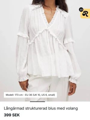 Vit blus från NA-KD - Säljer en vit blus från märket NA-KD. Blusen är använd med vissa defekter men är i gott skick 🩷Nypris 399 kr. 