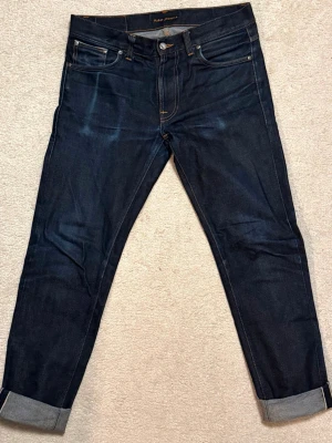 Nudie jeans selvedge - Selvedgejeans köpta på nudie jeans butik i Göteborg. Riktigt snygga fades, och har mycket liv kvar! Ett litet hål i höger framficka, men nudie jeans erbjuder gratis lagningar på alla deras jeans! Hör av dig vid frågor🙏🏻