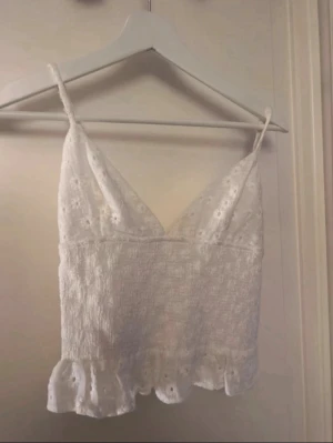 Topp - Vit söt topp från Zara Storlek: S Skick: Mycket bra Har även justerbara band💝