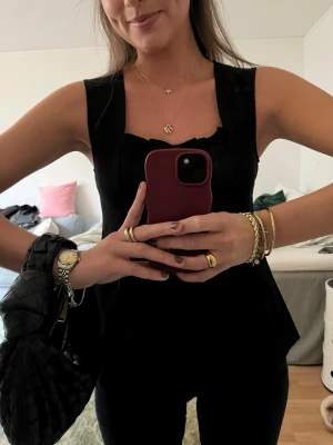 Vintage blue from Patrizia Pepe. XS - Tyvärr för liten på mig men så gullig. Har en lite rosett framtill som man ser på bild två. Fint skick! Storlek XS. Helt stängd i ryggen. 