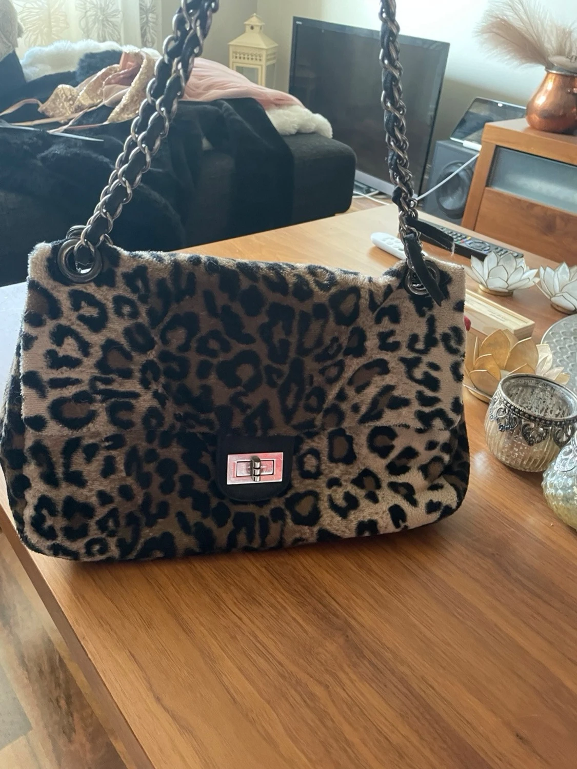 Leopardmönstrad fluffig handväska - 1