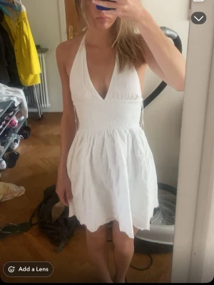 Vit halterneck klänning från Zara - Säljer en vit kort klänning från Zara med halterneck och v-ringning. Storlek xs