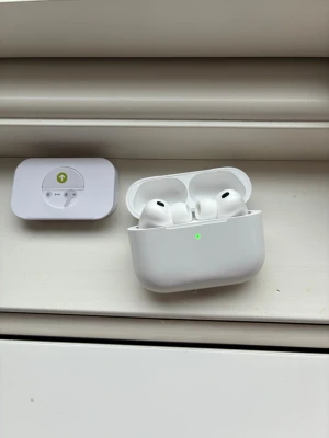 Apple AirPods Pro 3 - Säljer ett par vita Apple AirPods Pro 3 med trådlöst laddningsetui. Hörlurarna har en stilren och kompakt design med silikonproppar för bra passform. Perfekta för musik, samtal och träning. Laddningsetuiet har LED-indikator och laddas via Lightning-port.