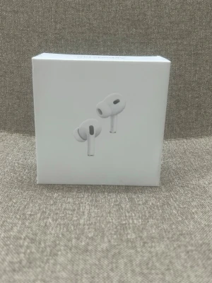 Apple AirPods Pro 2 USB-C - Säljer ett par vita Apple AirPods Pro (2:a generationen) med MagSafe-laddningsetui och USB-C. Trådlösa in-ear hörlurar med stilren design och silikonproppar för bra passform. Perfekta för dig som vill ha grymt ljud och smidig laddning.