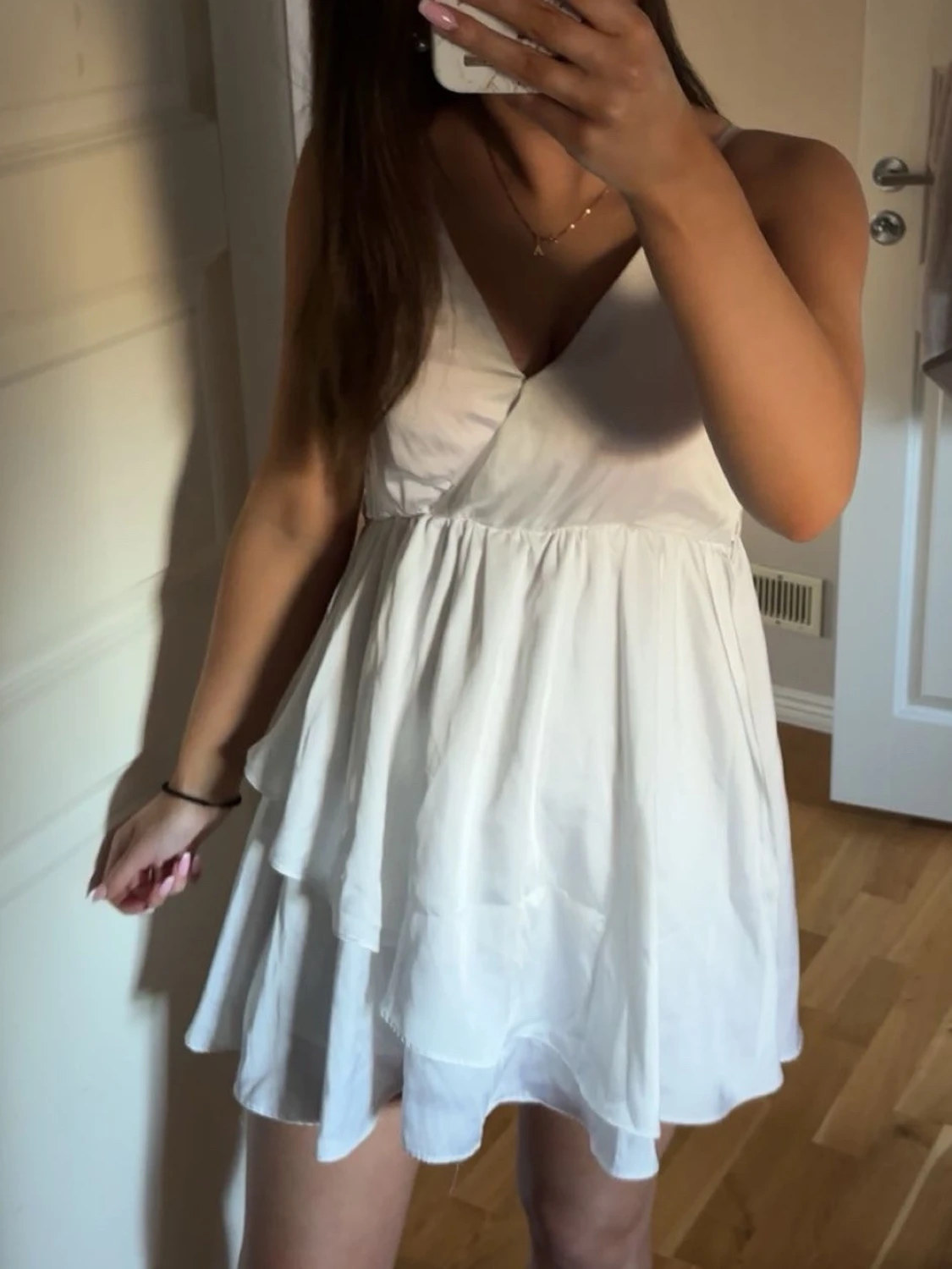 Vit omlottklänning med volang