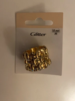 Guldfärgad ring  - Guldfärgad ring från glitter(alltså inte äkta guld) jag har aldrig använt denna och den är fortfarande i förpackningen då jag råkade köpa fel storlek 