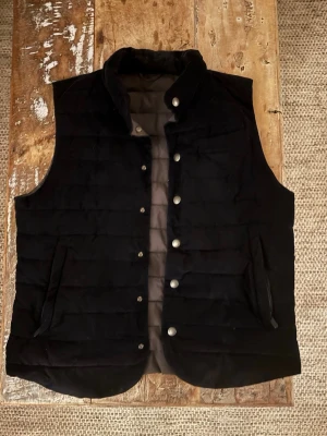 Blå Manchester väst från Cavoli - Säljer nu denna skit feta cavoli väst med kostymdrag. Den inköptes förra våren för 2400 och är i strl 50, säljer den nu enbart nu för att den inte passar. Skulle säga att den passar 175-180. Ba att höra av sig vid frågor