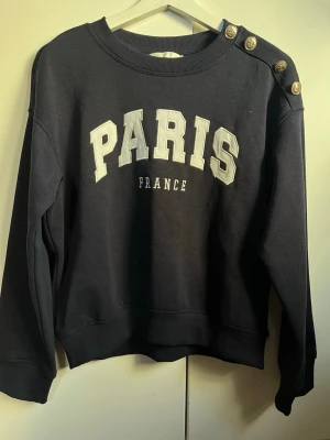 College tröja från hm - Super fin tröja från hm,använd minst 2-3 gånger💕