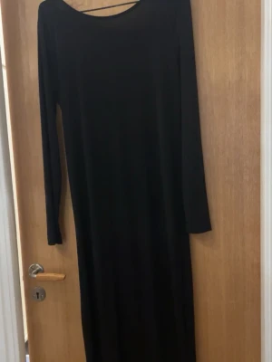 Svart långärmad klänning - En enkel och stilren svart långklänning med lång ärm och rund halsringning.