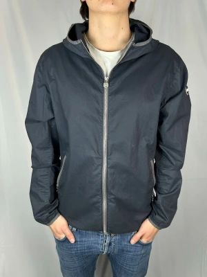 Colmar Windbreaker - Size: 52 (M/L) Skick: 8.5/10, väldigt bra utan märkbara defekter. Retail pris: 4500kr (+). Modellen är 185cm och väger 78kg. Hör av dig vid frågor elr funderingar!
