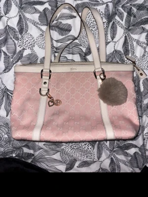 Gucci Abbey Handväska Rosa Axelremsväska Vintage - Säljer en jättefin rosa handväska från Gucci, mycket bra skick, serienumret finns bland bilderna, köpt på Vestiare Collective för över 5000 kr🤍