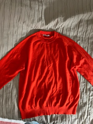 Orange stickad tröja från Zara - Snygg orange stickad tröja från Zara. 90% Ull, 5%  Kashmir, 5% Silke